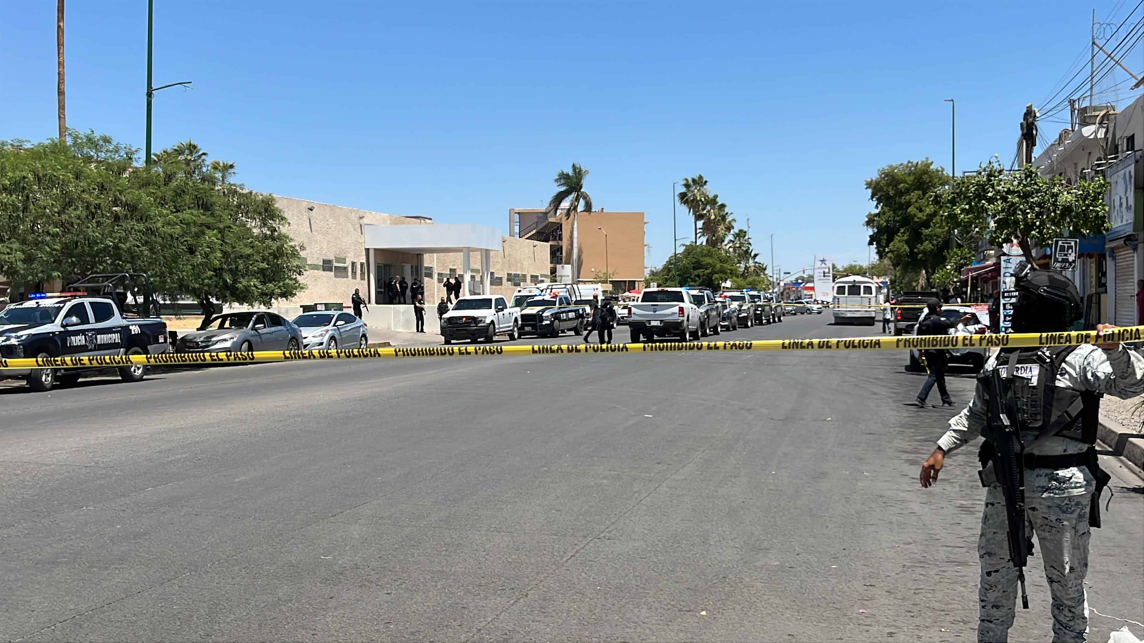 Identifican vehículo en el que gatilleros huyeron tras balacera en IMSS de Obregón