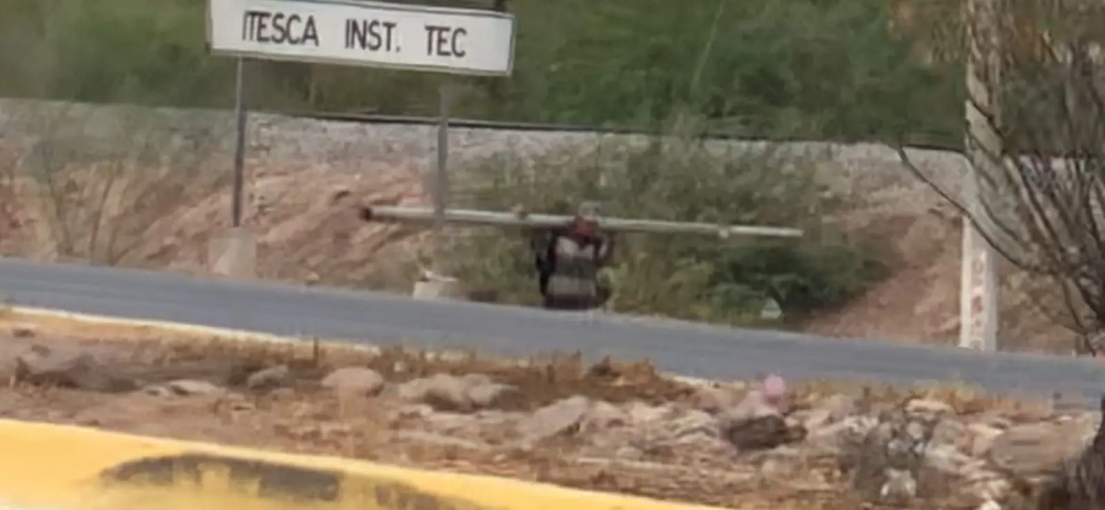 Robo de postes de alumbrado en carretera México 15 sigue a plena luz del día