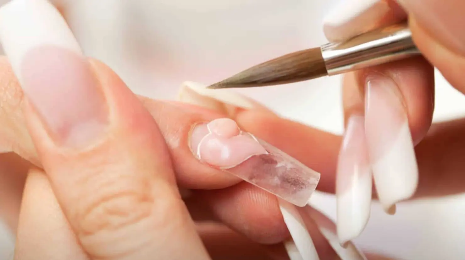 ¿Qué daño pueden tener las uñas a largo plazo si se usan productos químicos constantemente?