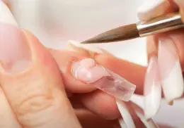 ¿Qué daño pueden tener las uñas a largo plazo si se usan productos químicos constantemente?