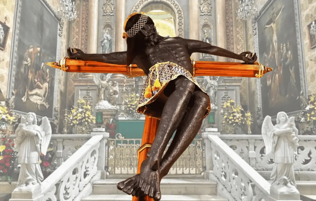 Con la cabeza inclinada como si ya hubiera fallecido, el Cristo fue interpretado como un signo divino de que quería permanecer en Salamanca.