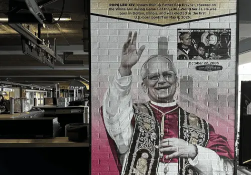 White Sox rinden homenaje al Papa León XIV con una placa en el asiento que ocupó en 2005