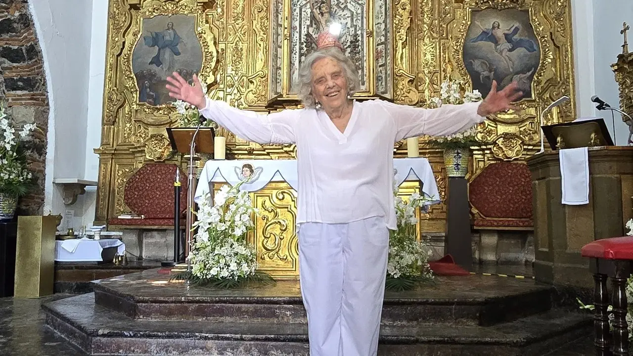 Homenaje a Elena Poniatowska con mariachi en su 93 cumpleaños
