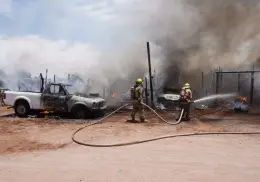 Voraz incendio en Pueblo Yaqui arrasa con casas y vehículos