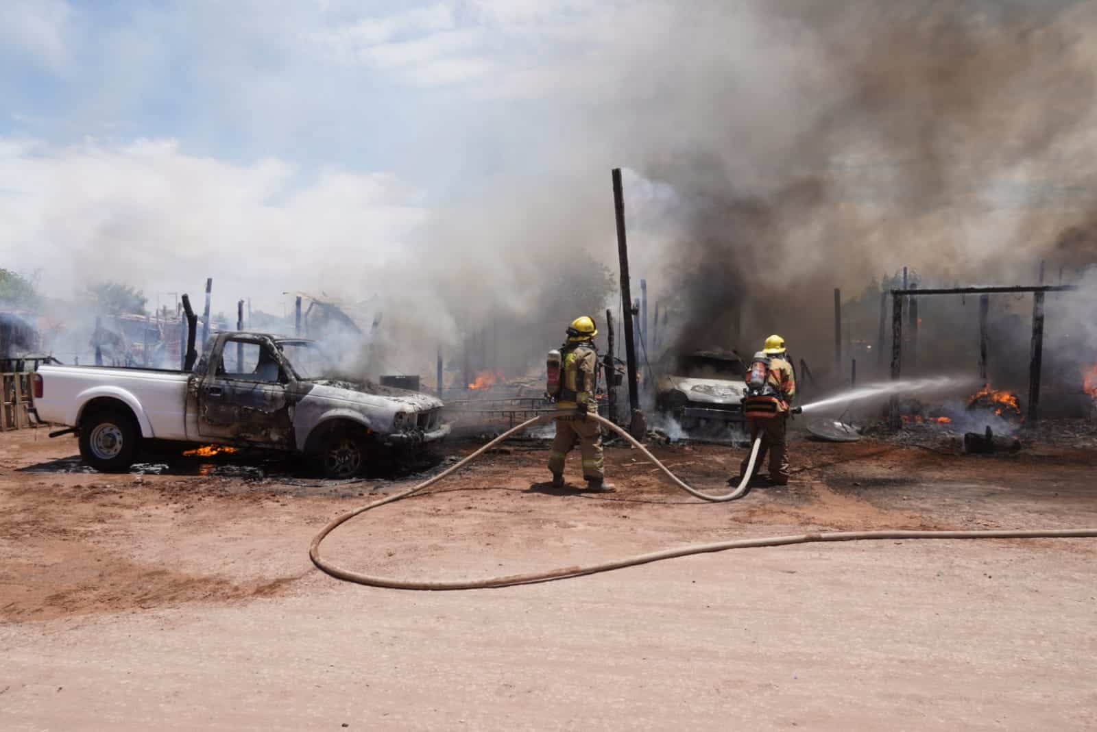 Voraz incendio en Pueblo Yaqui arrasa con casas y vehículos