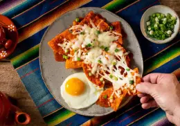 Chilaquiles rojos o verdes ¿por qué son uno de los desayunos más ricos del mundo?