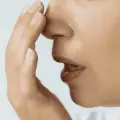¿Cómo prevenir el mal aliento y qué formas sutiles hay para decirle a alguien que lo tiene?