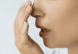 ¿Cómo prevenir el mal aliento y qué formas sutiles hay para decirle a alguien que lo tiene?