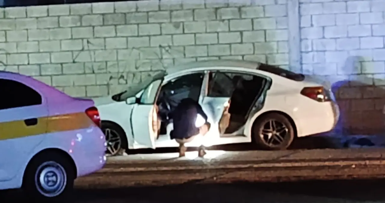 Tirotean auto en plaza comercial, hay dos heridos