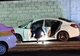 Tirotean auto en plaza comercial, hay dos heridos