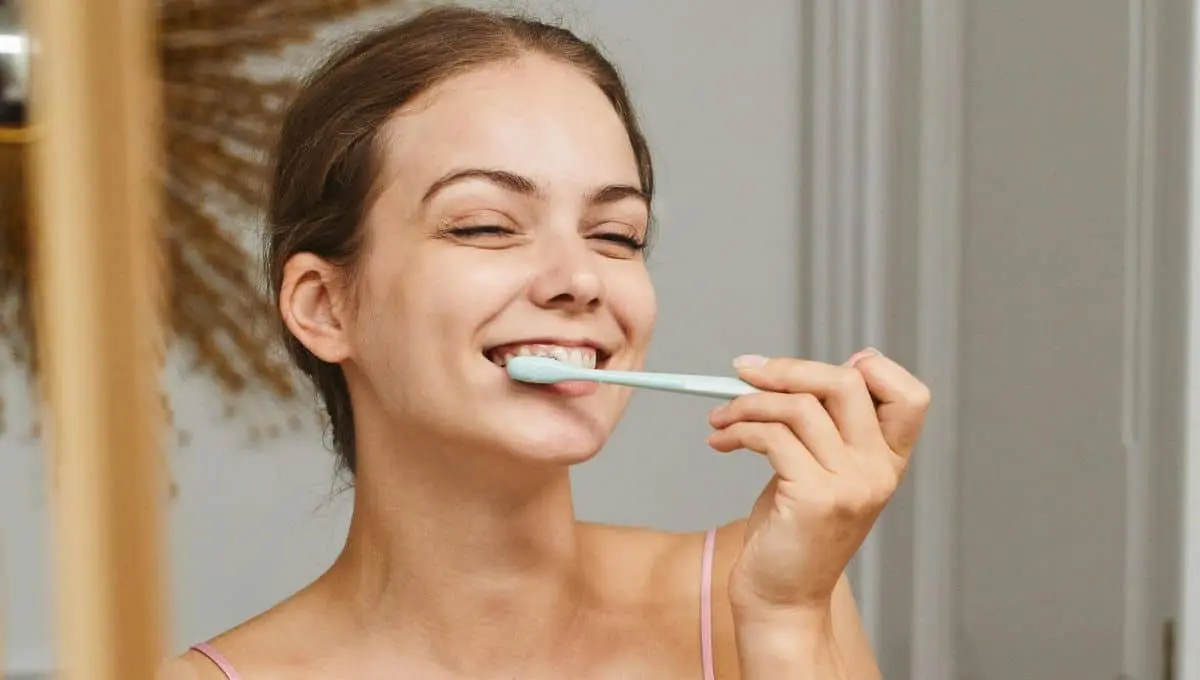 El cepillado es clave para evitar infecciones y bacterias / Pexels