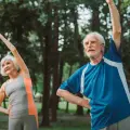 ¿Qué ejercicios se recomiendan para personas mayores de 60 años y por cuánto tiempo?