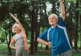 ¿Qué ejercicios se recomiendan para personas mayores de 60 años y por cuánto tiempo?