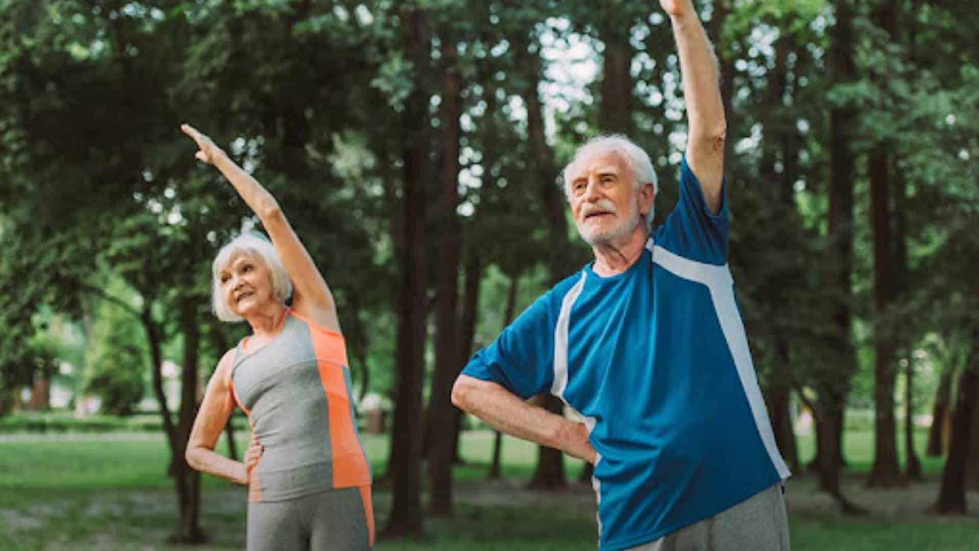¿Qué ejercicios se recomiendan para personas mayores de 60 años y por cuánto tiempo?