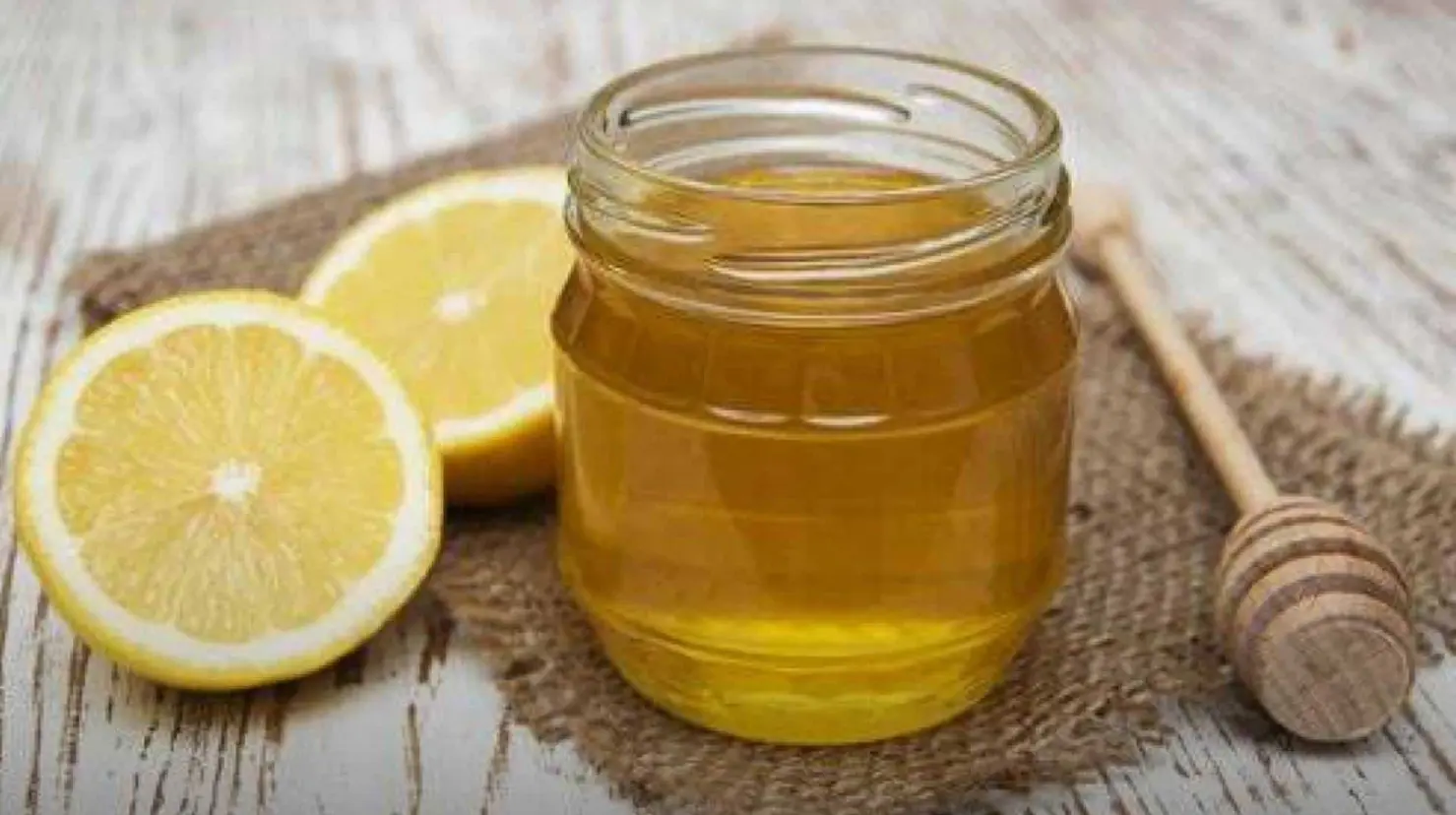 ¿Tomar miel con limón realmente alivia la tos? Esto dicen expertos y la ciencia sobre este popular remedio casero