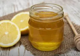 ¿Tomar miel con limón realmente alivia la tos? Esto dicen expertos y la ciencia sobre este popular remedio casero