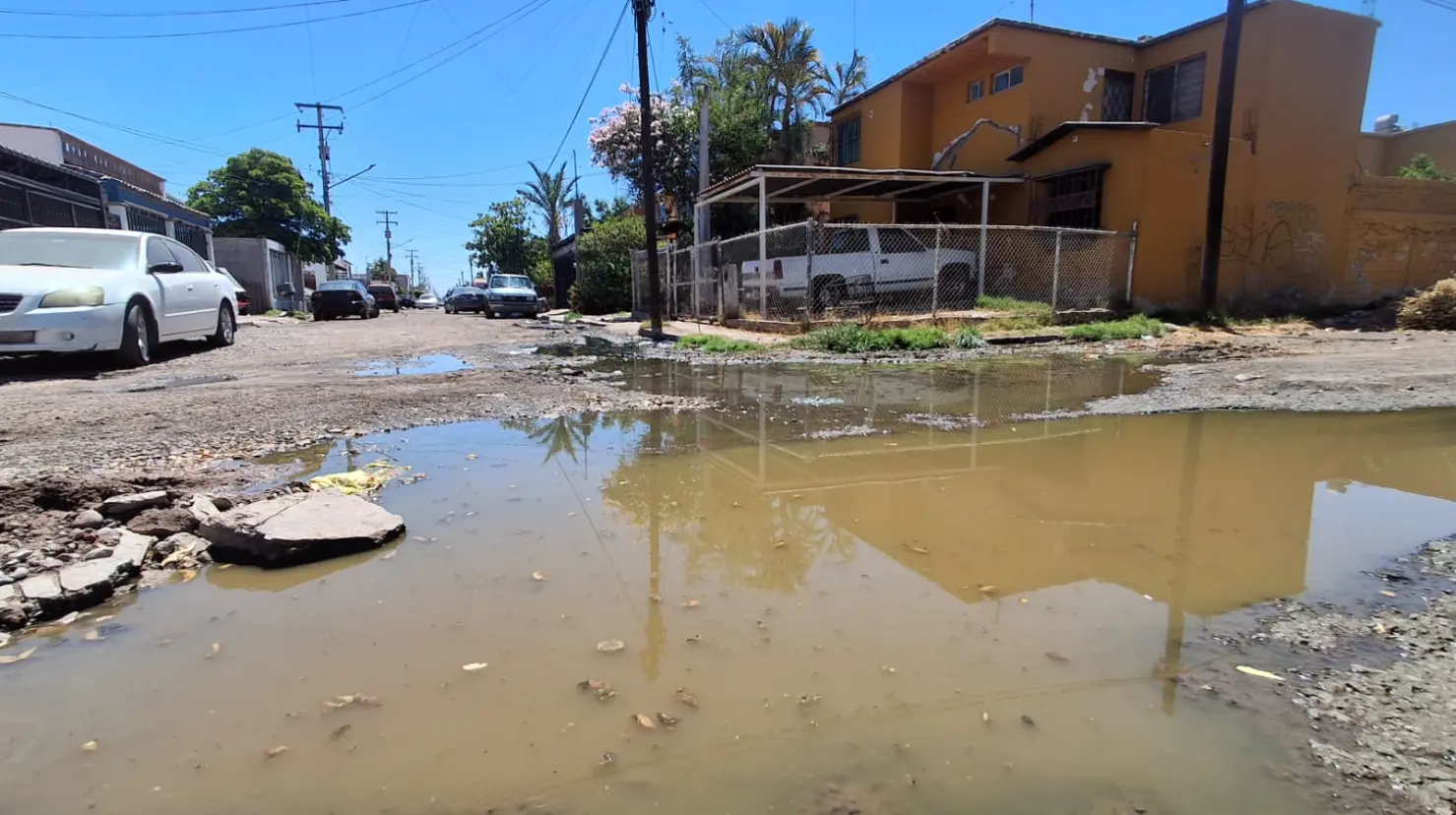 Reportan drenaje colapsado en la colonia Valle Dorado
