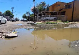 Reportan drenaje colapsado en la colonia Valle Dorado