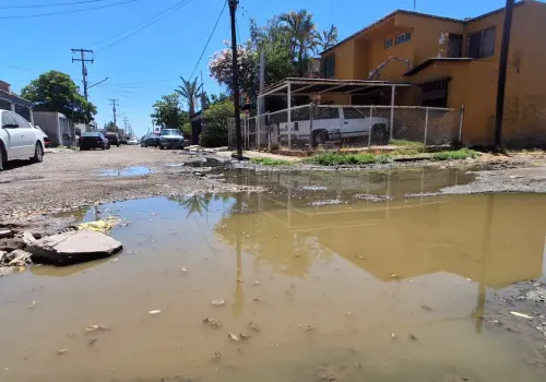 Reportan drenaje colapsado en la colonia Valle Dorado