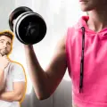 Expertos revelan los kilos que debe tener tu mancuerna para a entrenar fuerza en casa