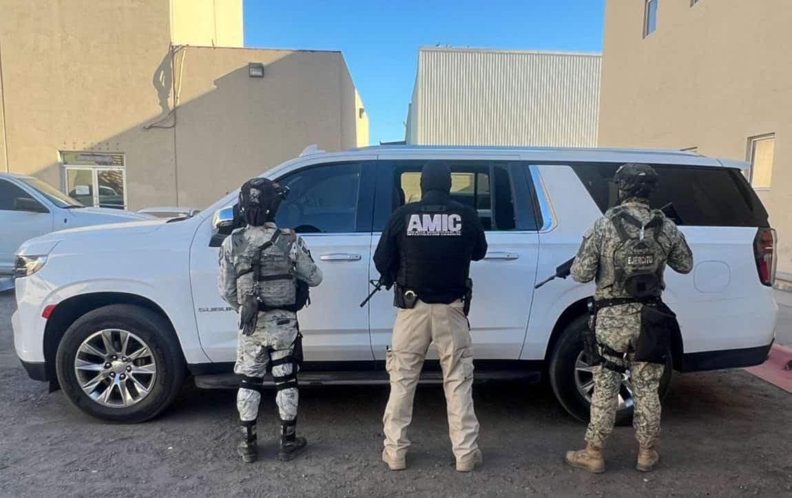 Decomisan camioneta en Ciudad Obregón; hallan arma y droga al interior