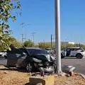 Se impacta con poste en la México 15, al norte de Ciudad Obregón