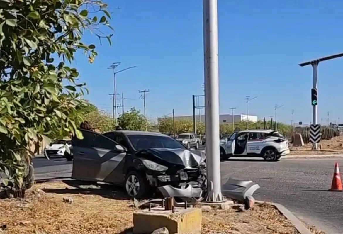 Se impacta con poste en la México 15, al norte de Ciudad Obregón