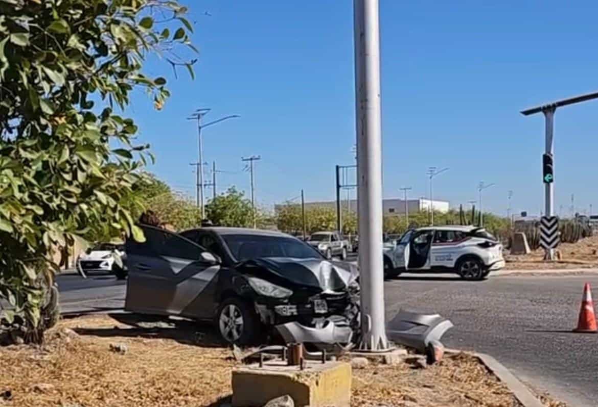 Se impacta con poste en la México 15, al norte de Ciudad Obregón