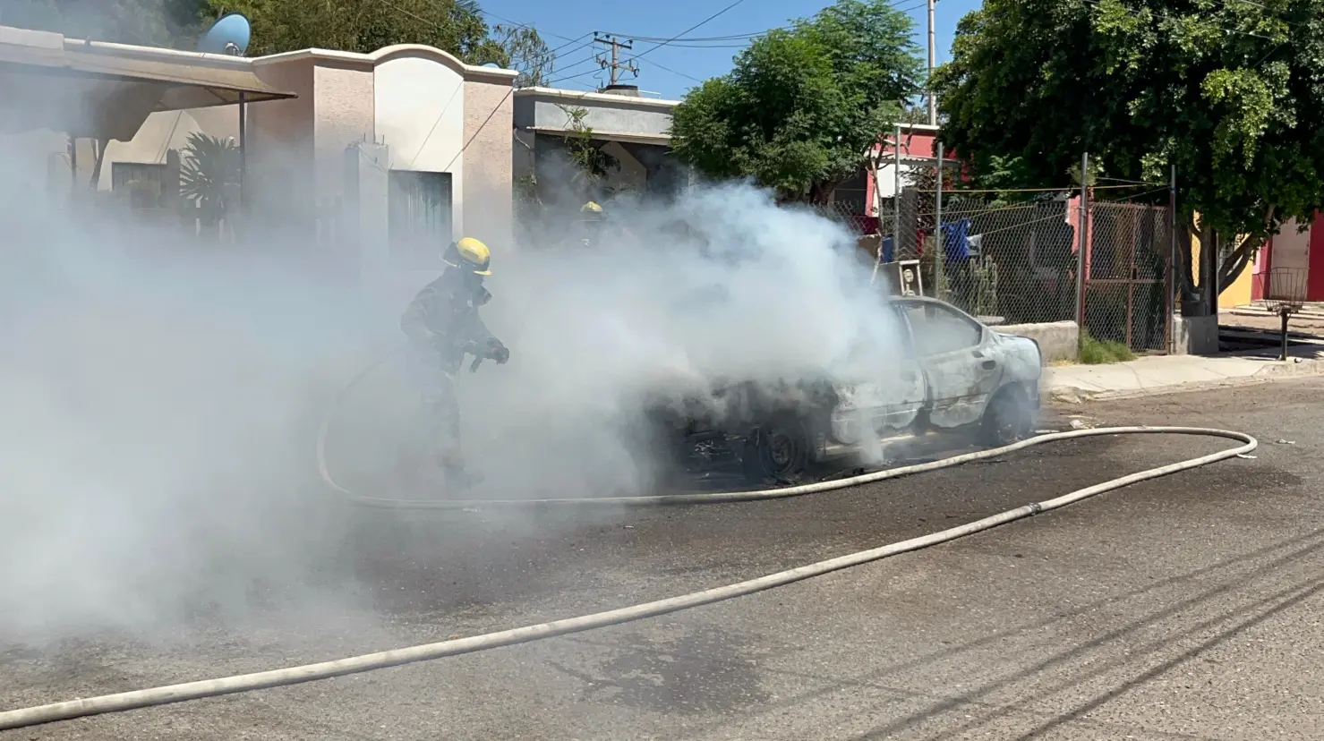 Arde vehículo en el fraccionamiento Primavera, al sur de Ciudad Obregón