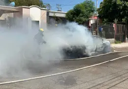 Arde vehículo en el fraccionamiento Primavera, al sur de Ciudad Obregón