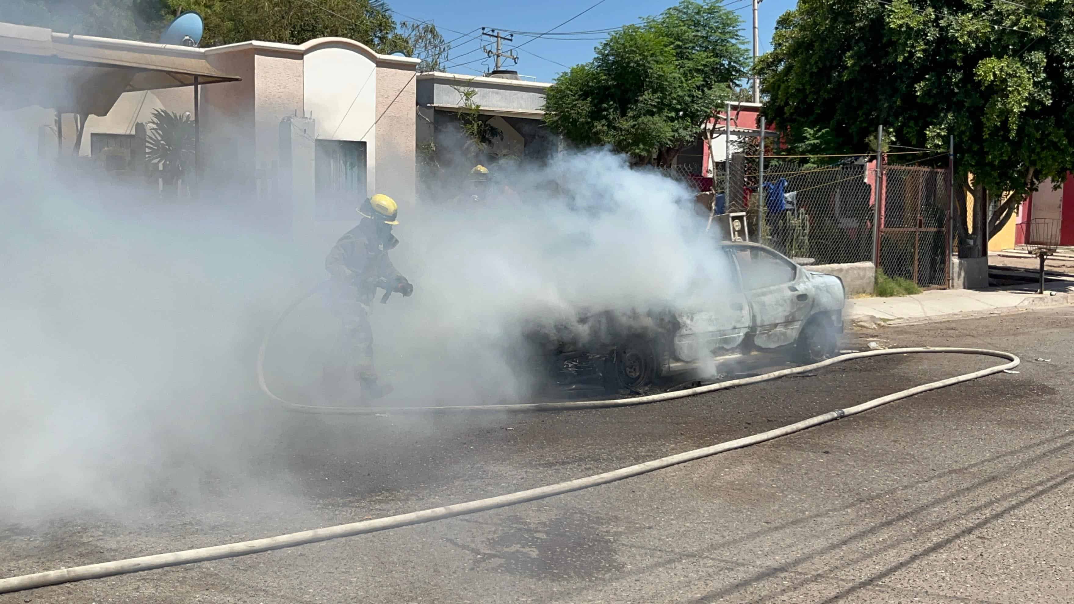 Arde vehículo en el fraccionamiento Primavera, al sur de Ciudad Obregón