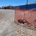 Vecinos de Valle Dorado en Ciudad Obregón reportan problemáticas por alcantarilla abierta