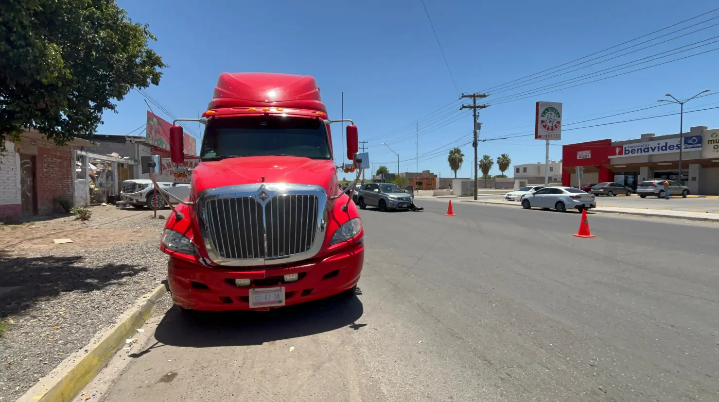 Chocan tráiler y camioneta al sur de Ciudad Obregón; hay una mujer lesionada