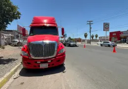 Chocan tráiler y camioneta al sur de Ciudad Obregón; hay una mujer lesionada