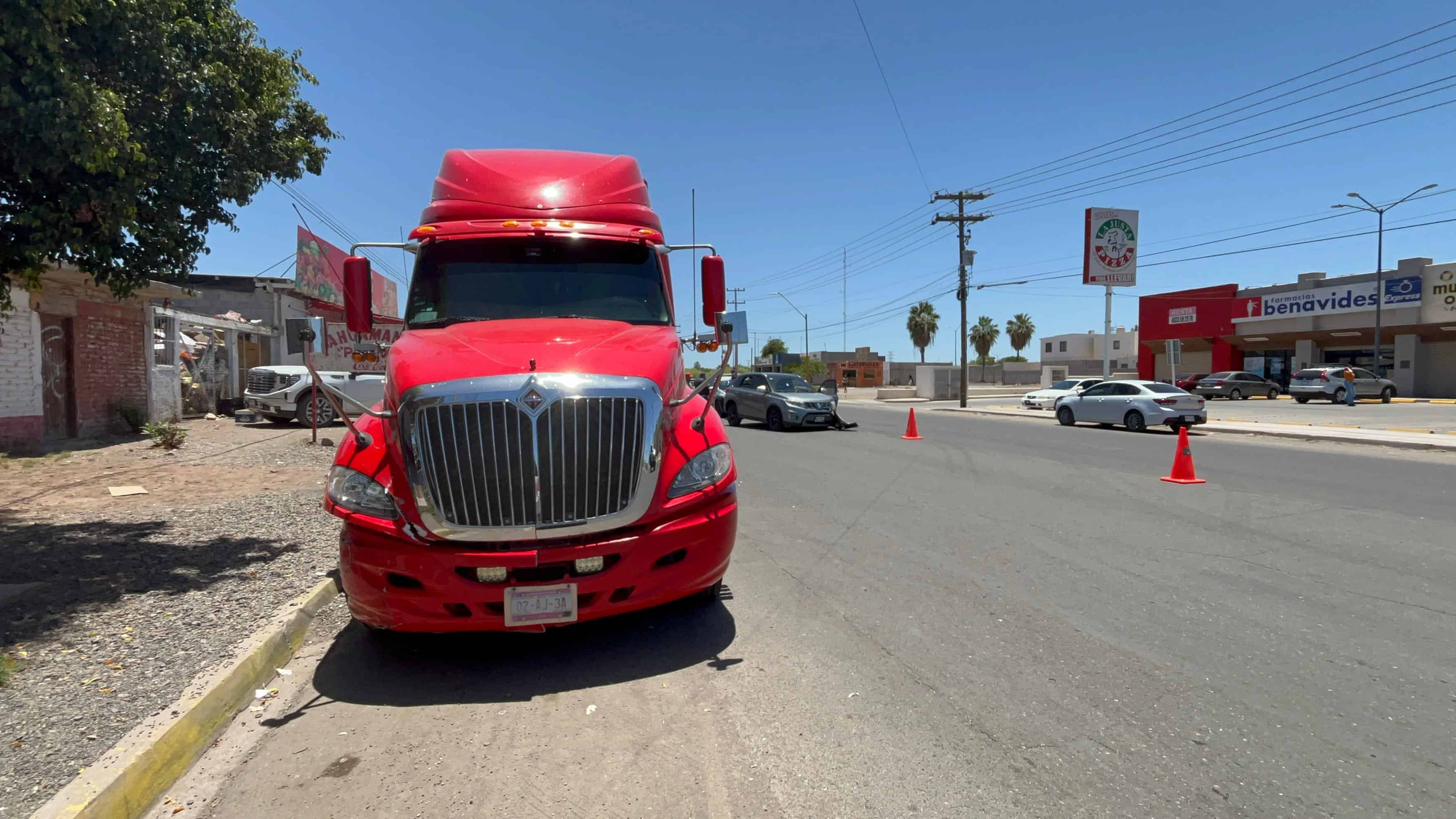 Chocan tráiler y camioneta al sur de Ciudad Obregón; hay una mujer lesionada