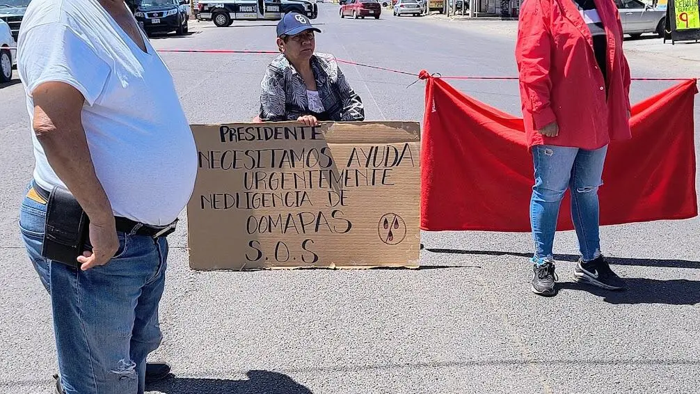 Residentes de la colonia Municipio Libre protestan por problemas de aguas negras