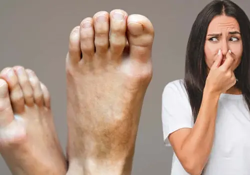 A esto se debe el mal olor de los pies. Experto te dice decimos cómo eliminarlo