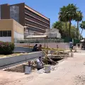 Rehabilitan banqueta frente a la UMF 1 del IMSS en Ciudad Obregón