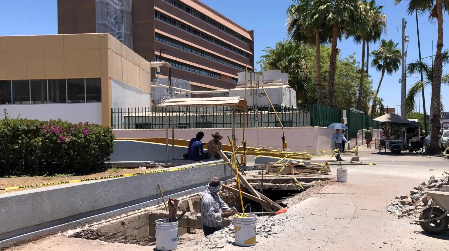 Rehabilitan banqueta frente a la UMF 1 del IMSS en Ciudad Obregón