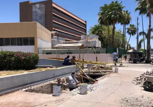 Rehabilitan banqueta frente a la UMF 1 del IMSS en Ciudad Obregón