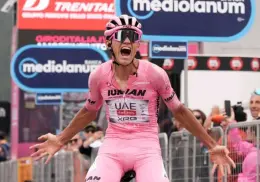 Ciclista mexicano Isaac del Toro sigue liderando el Giro de Italia