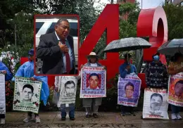Padres exigen la destitución del fiscal en el caso Ayotzinapa, tras declarar que buscan cadáveres de los 43 estudiantes