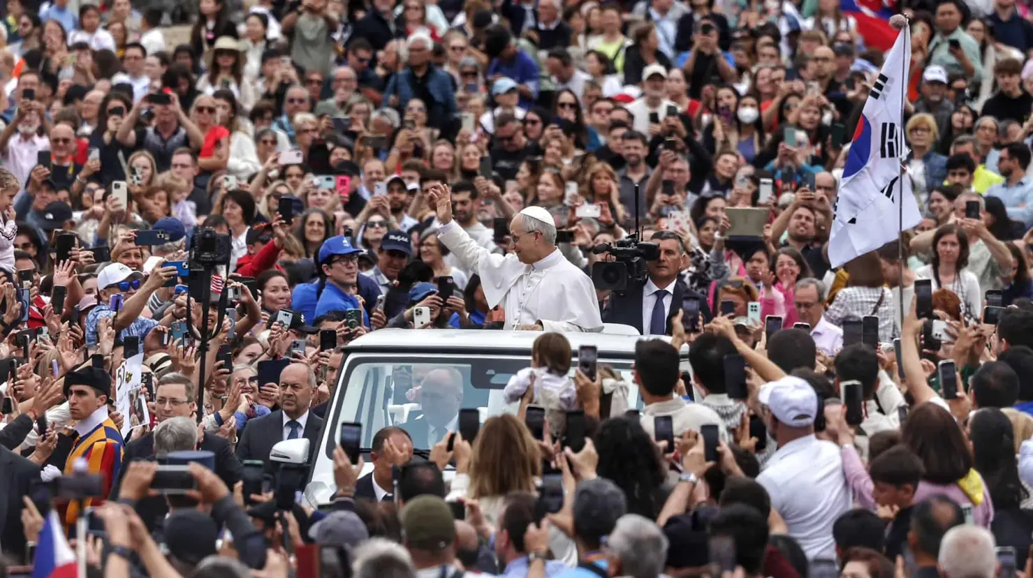 Cada semana el Papa sostiene encuentros públicos con personas de todo el mundo.