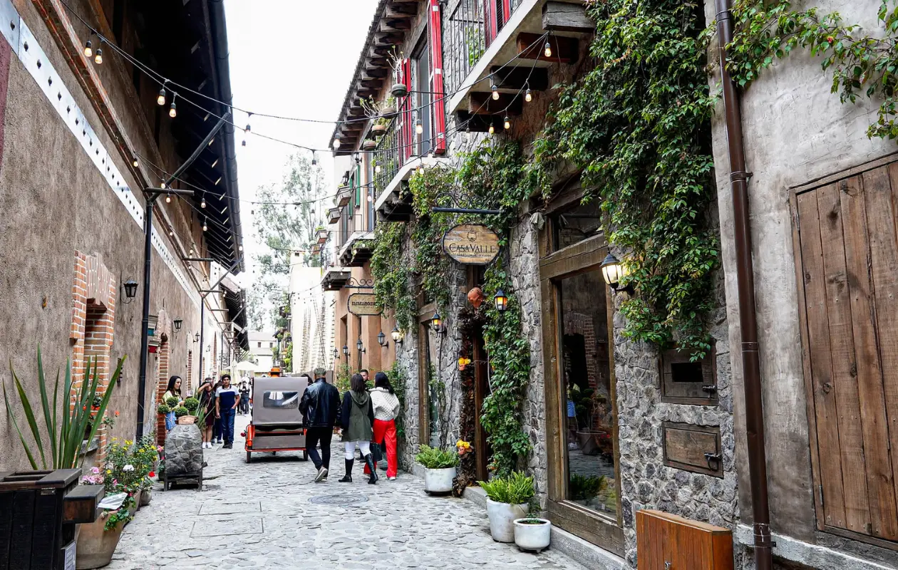 Este pueblo te sorprenderá por su arquitectura.