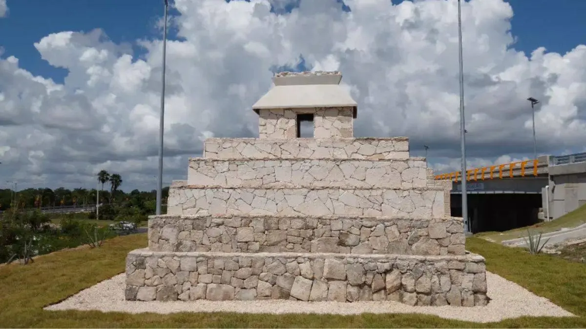 ¿De dónde viene la historia de la pirámide de aluxes en Cancún y por qué es tan conocida?