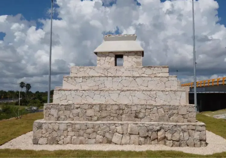 ¿De dónde viene la historia de la pirámide de aluxes en Cancún y por qué es tan conocida?
