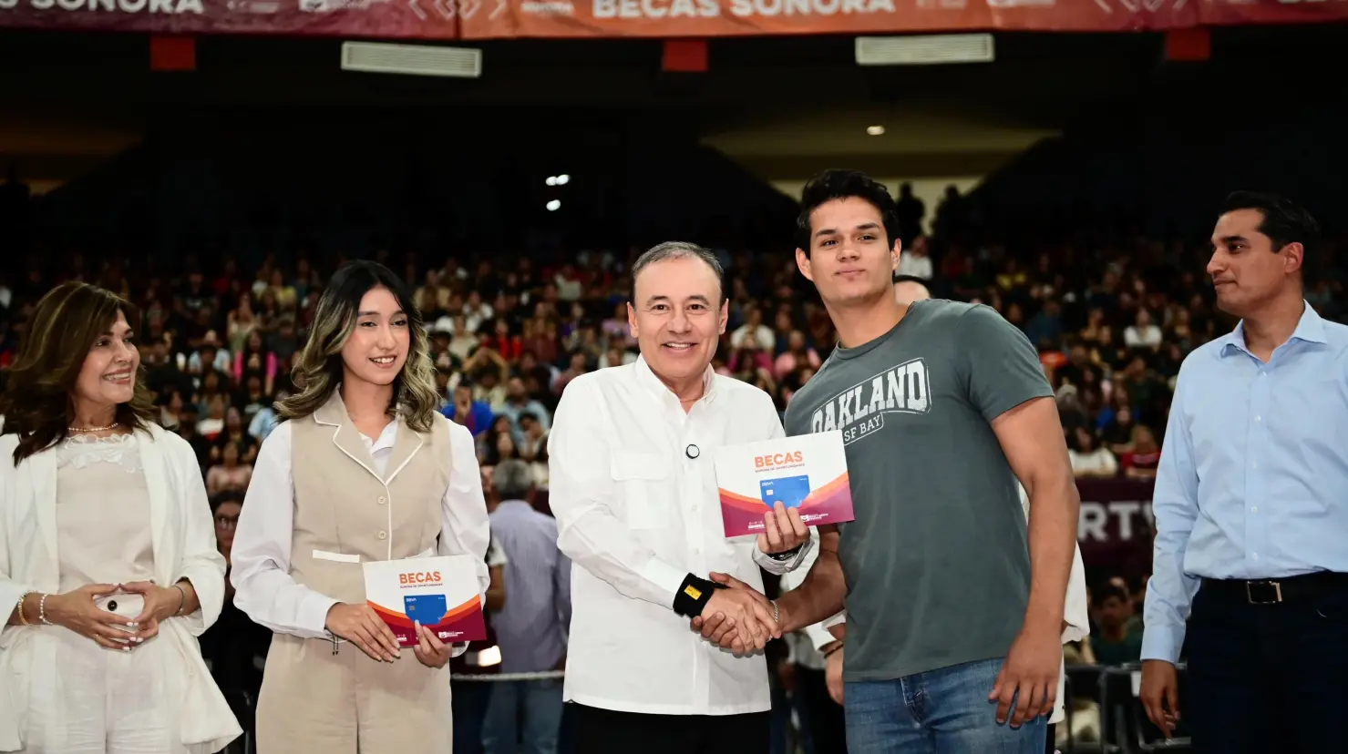Para los que resultaron acreedores de una beca, el gobernador informó que se les hizo entrega de una tarjeta donde recibirán montos de 5 mil, 7 mil 500 y 10 mil pesos