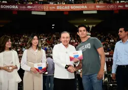 Alfonso Durazo entrega más de 10 mil becas a universitarios de Sonora