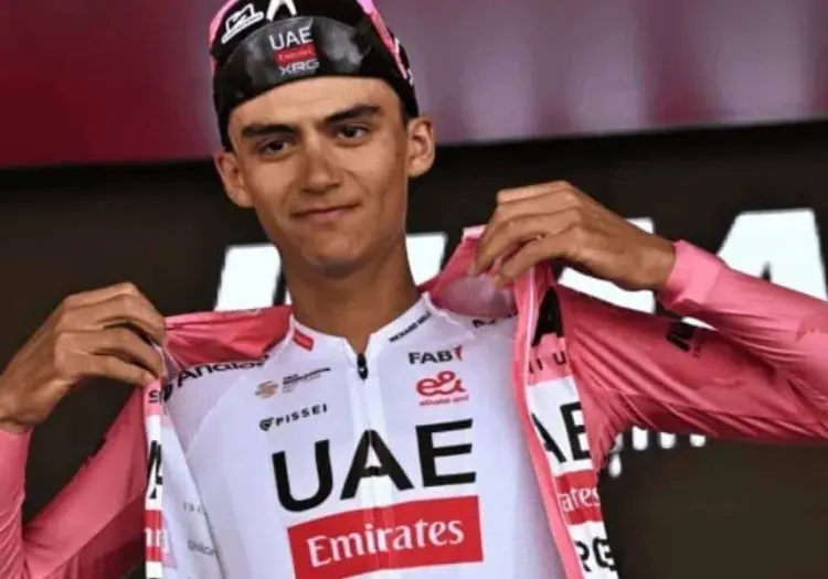 Ciclista mexicano Isaac del Toro, cerca del título en el Giro de Italia