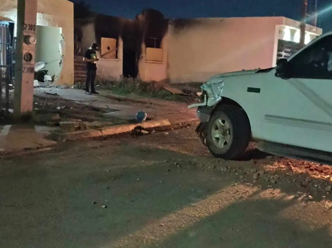 Se impacta camioneta contra vivienda en El Campanario